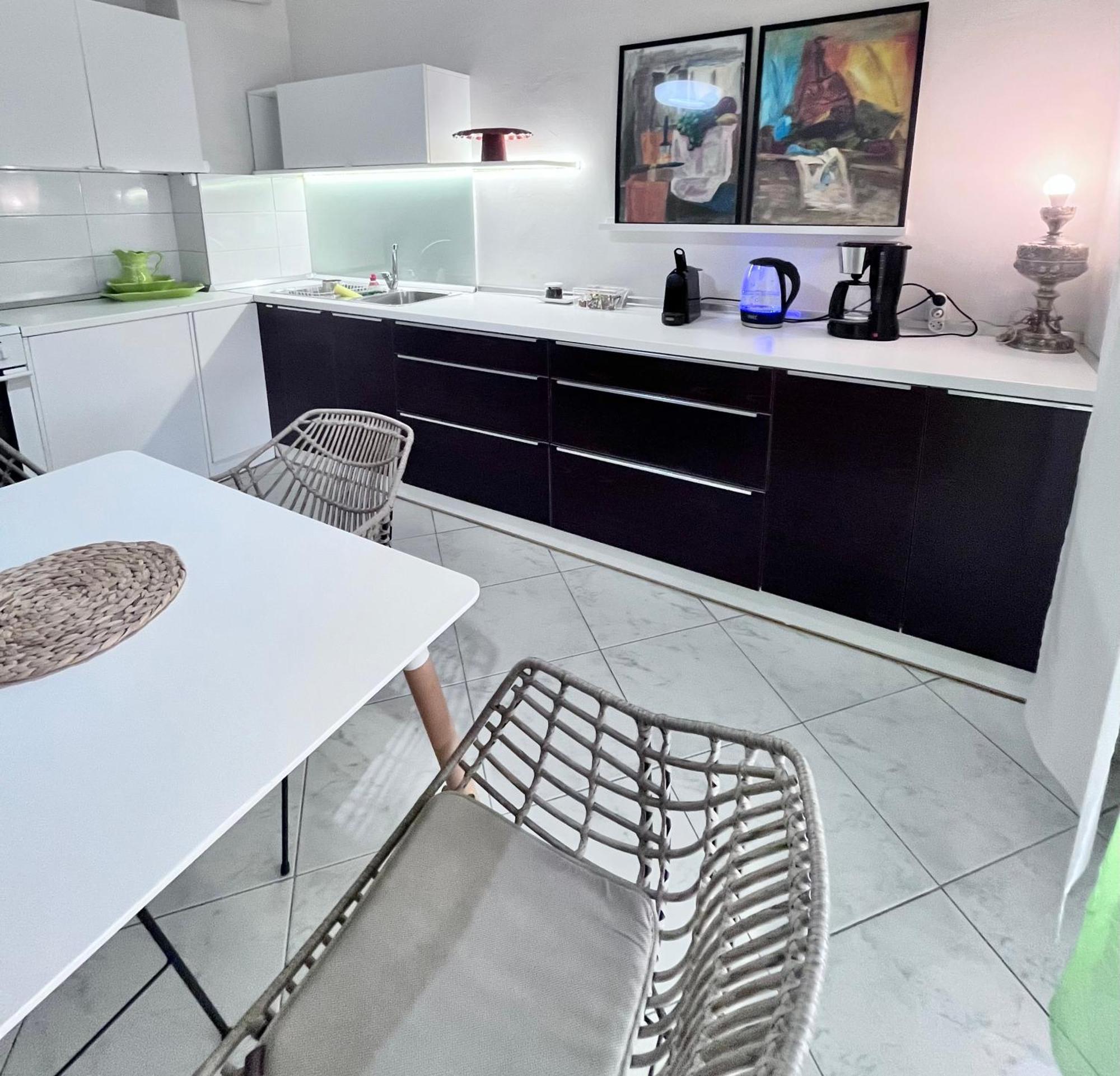 Central 7 - Stylish Apartment Komotini Exteriör bild