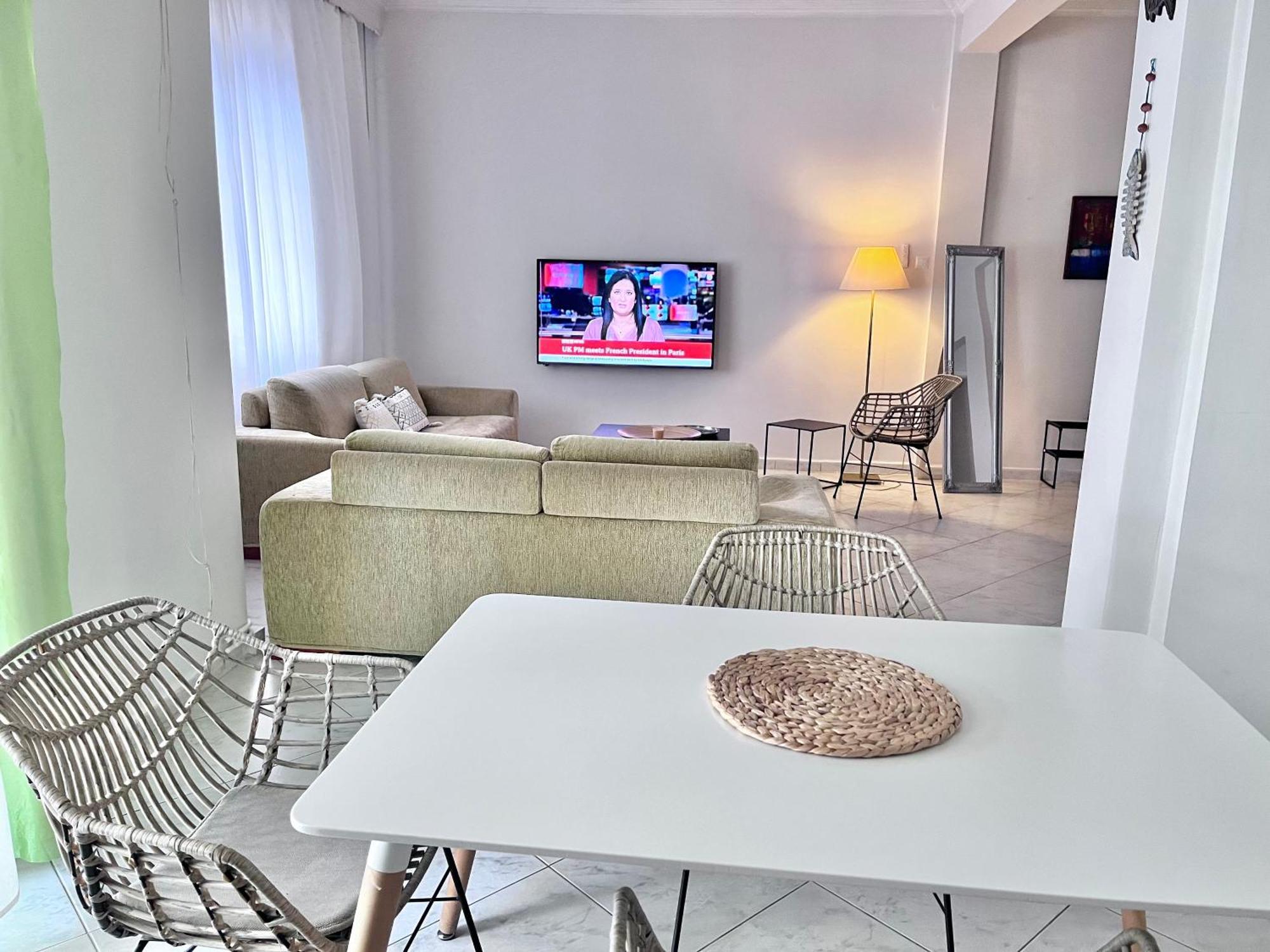 Central 7 - Stylish Apartment Komotini Exteriör bild